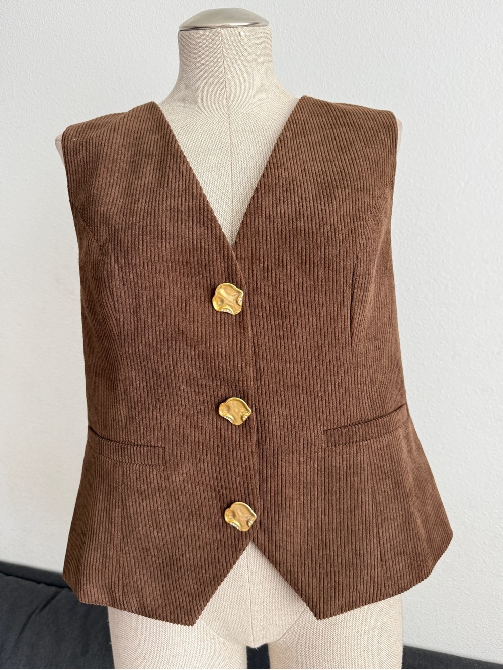Commense Corduroy V-neck Buttoned Vest | Size L